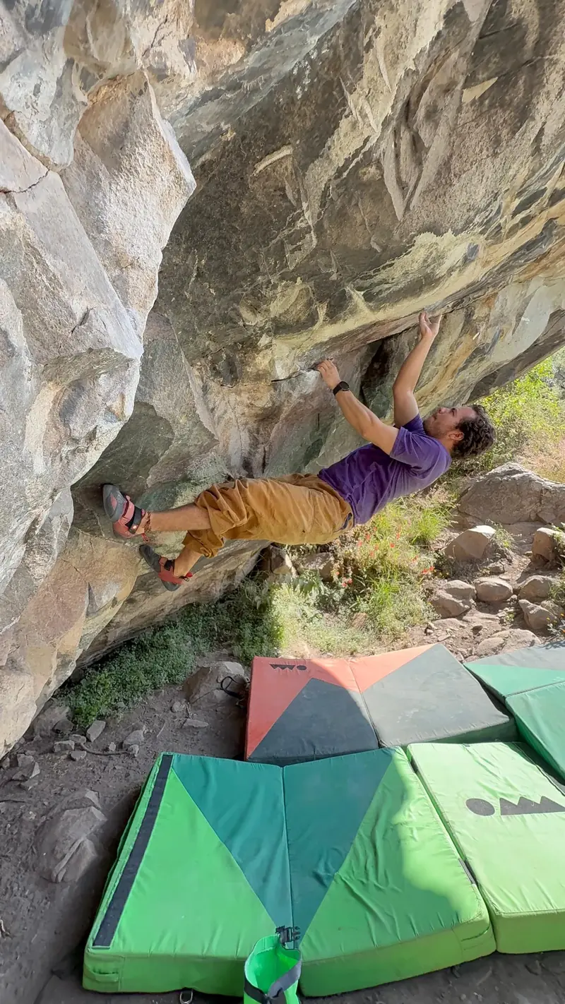 Eduardo haciendo boulder en una cueva de roca