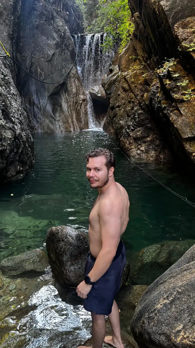 Eduardo en una cascada