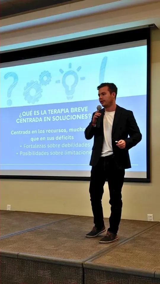 Eduardo Portillo dando una conferencia sobre terapia breve centrada en soluciones