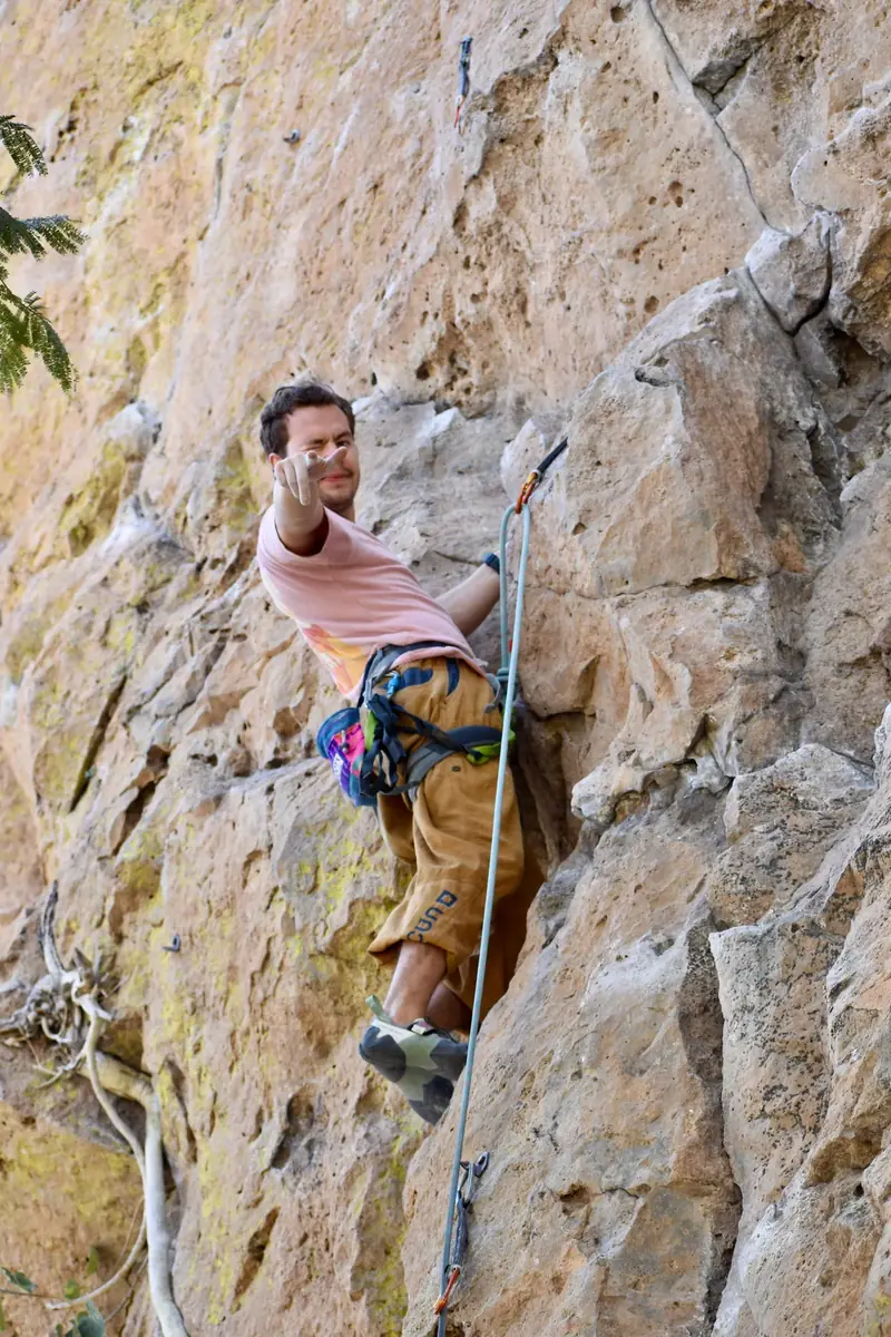 Eduardo escalando una pared de roca