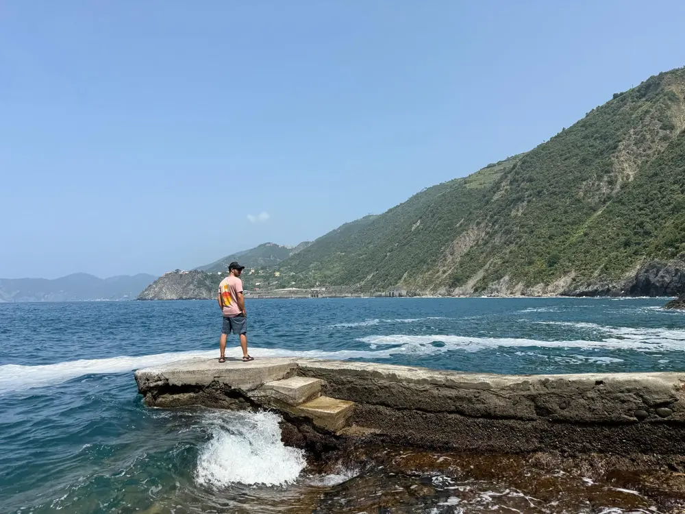 Eduardo mirando el mar desde una roca