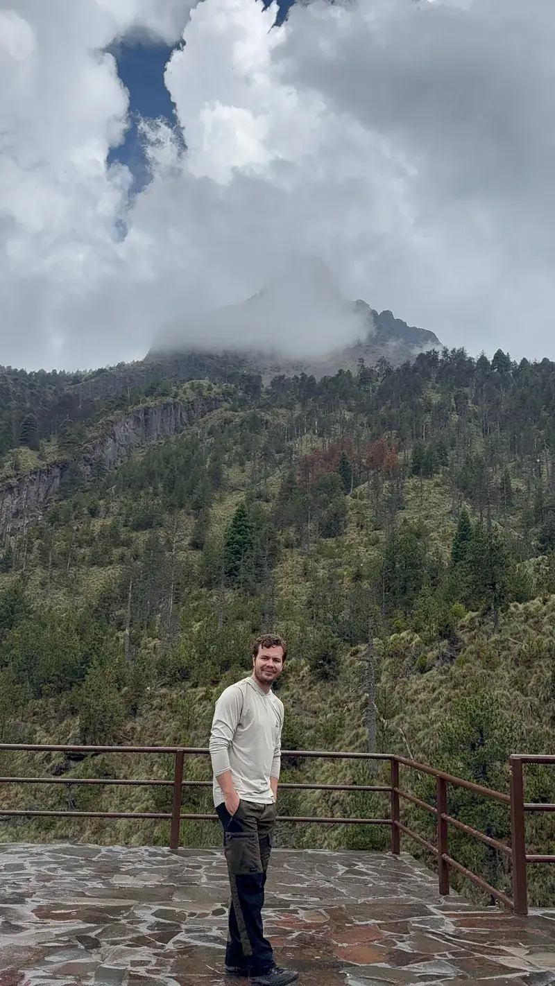 Eduardo en un mirador frente a la montaña