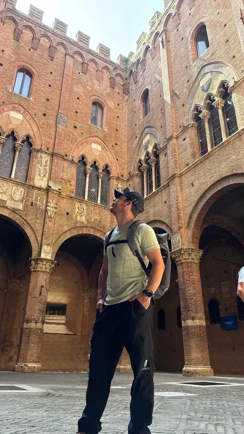 Eduardo viajando en una ciudad histórica